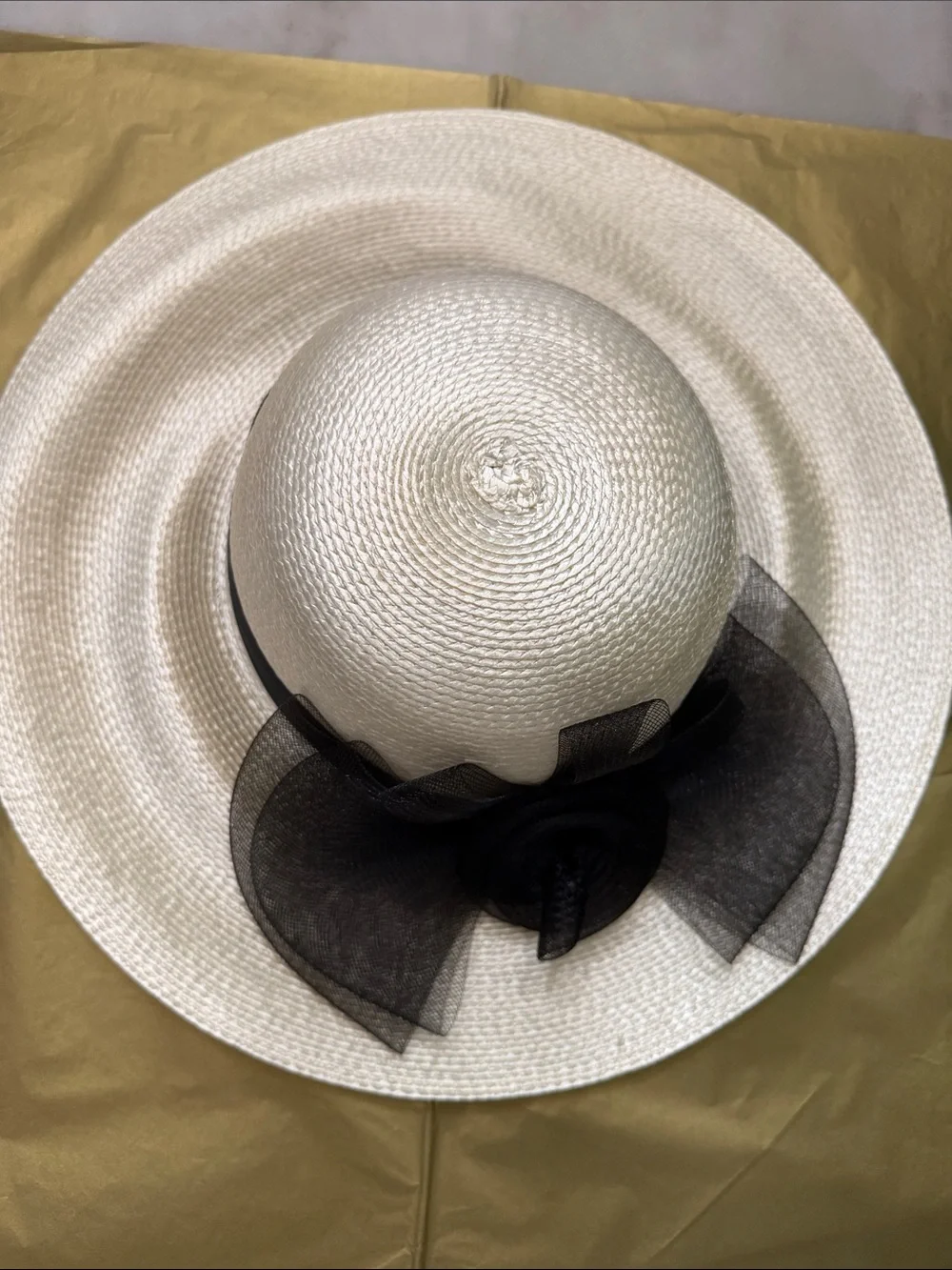 Vintage Elegant Derby Cream Straw Hat with Black Ribbon Accent